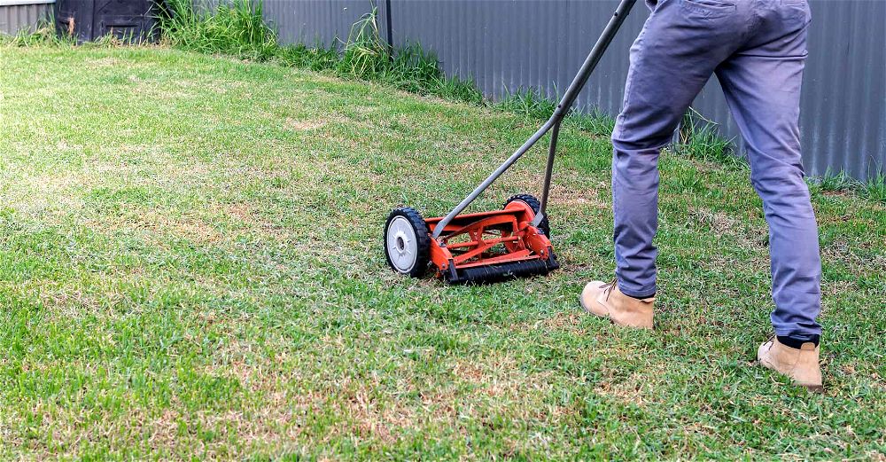 hand-push-lawnmower