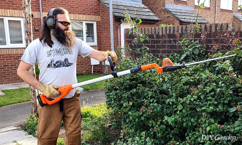 Yard-Force-20V-Cordless-Pole-Hedge-Trimmer-Review