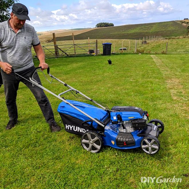 Hyundai-HYM510SP-4-Stroke-Petrol-Lawn-Mower-manouverability